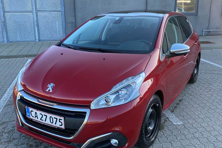 Rød Peugeot 208 fra 2018
