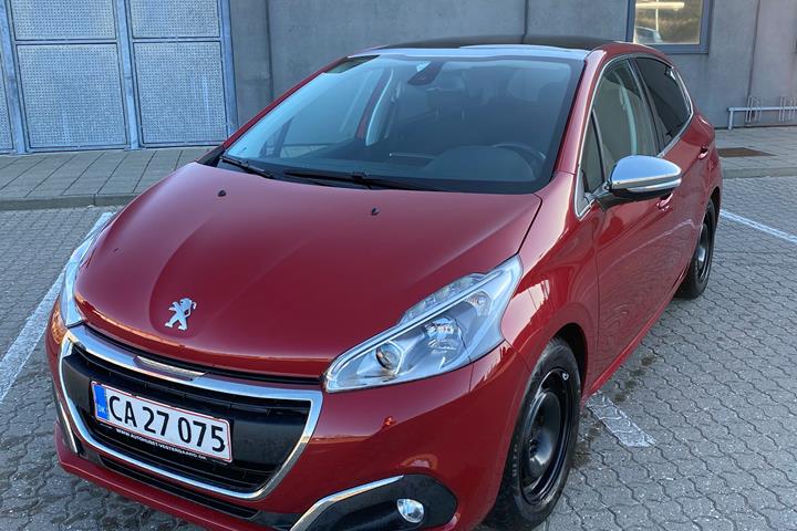 Rød Peugeot 208 fra 2018
