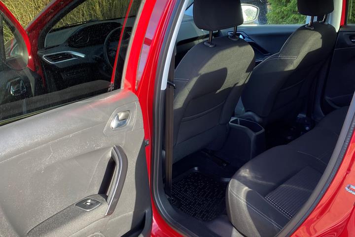 Rød Peugeot 208 fra 2018
