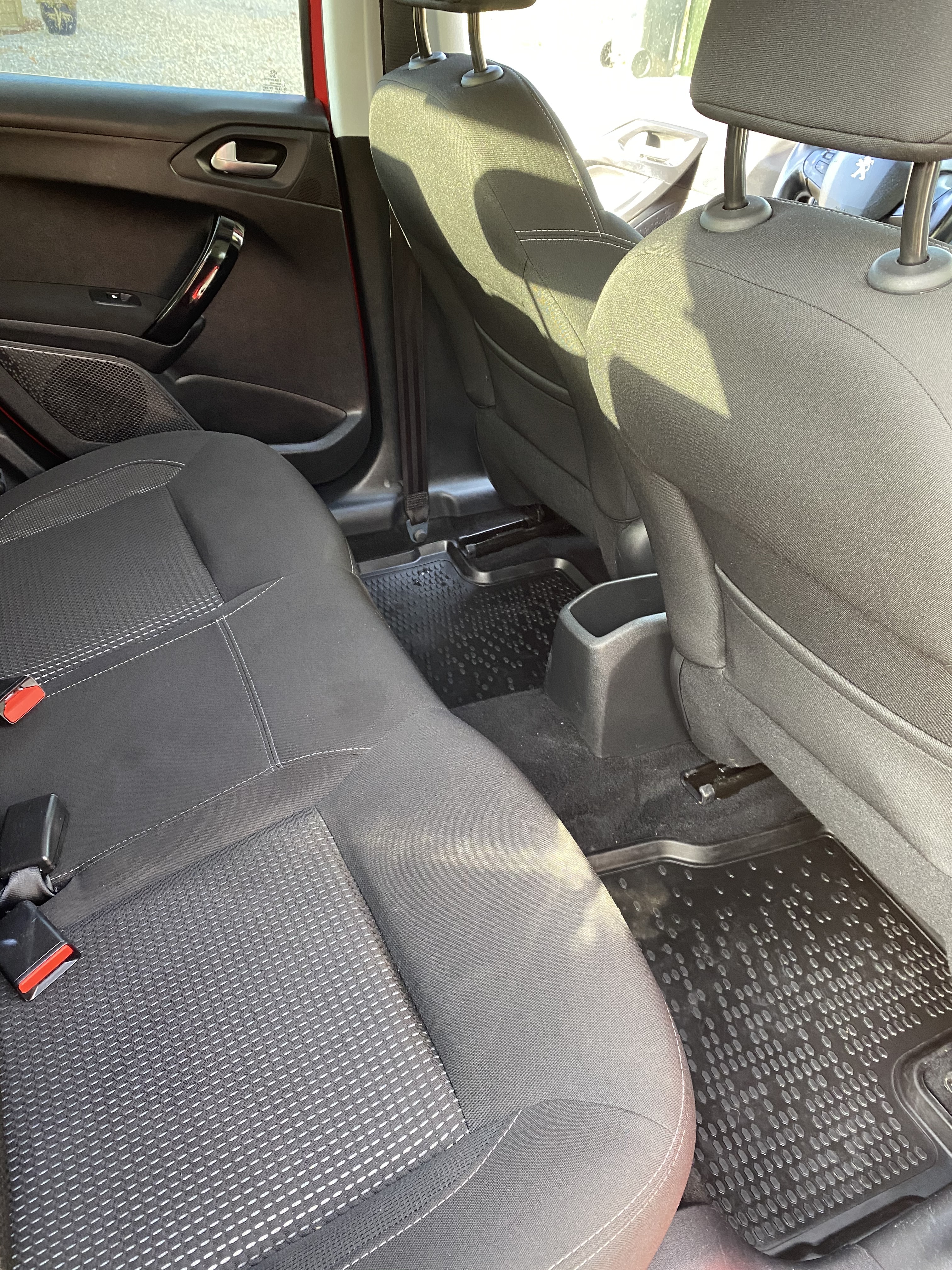 Rød Peugeot 208 fra 2018