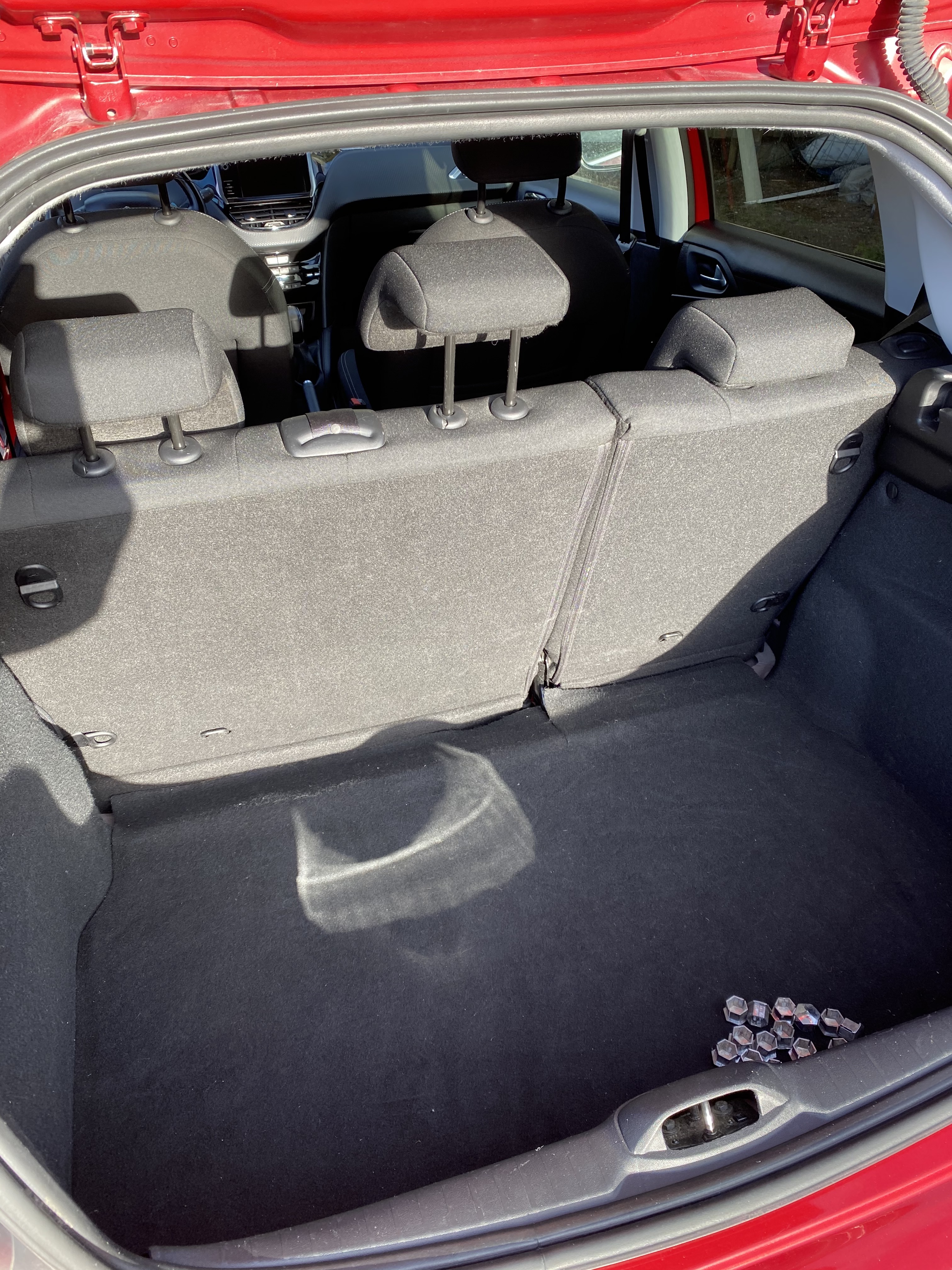 Rød Peugeot 208 fra 2018