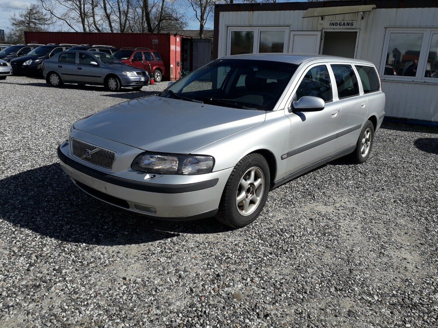 Grå Volvo V70 fra 2002