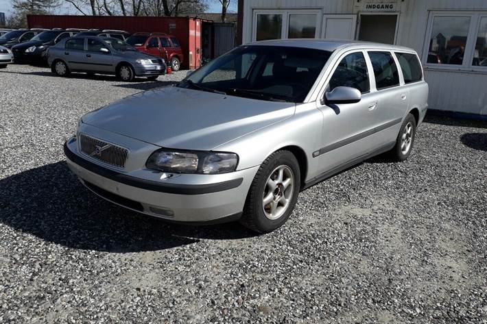 Grå Volvo V70 fra 2002