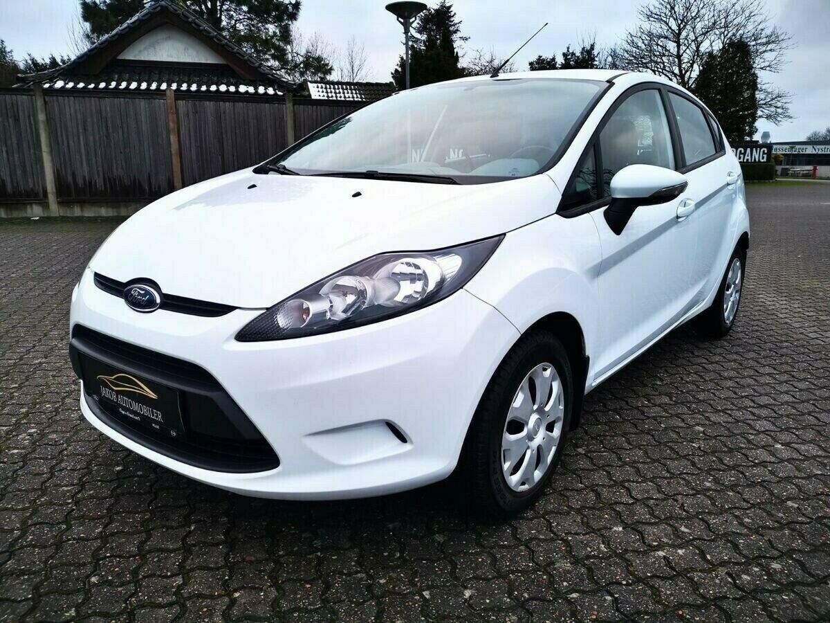 Hvid Ford Fiesta fra 2010
