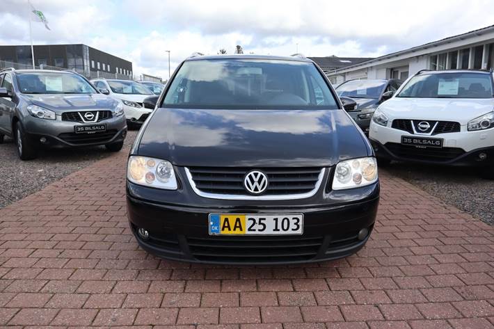 Grå VW Touran fra 2005