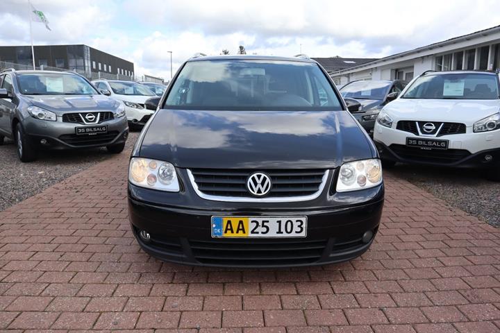 Grå VW Touran fra 2005