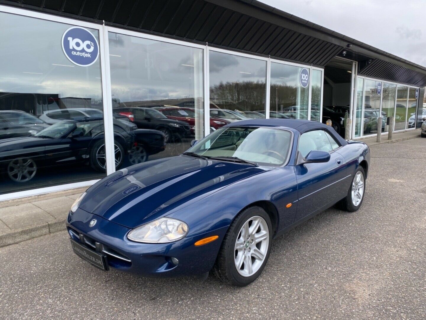 Blå Jaguar XK fra 1997
