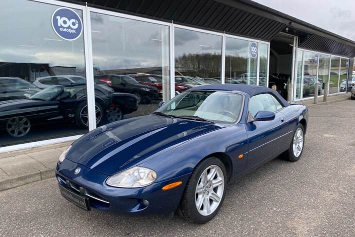 Blå Jaguar XK fra 1997