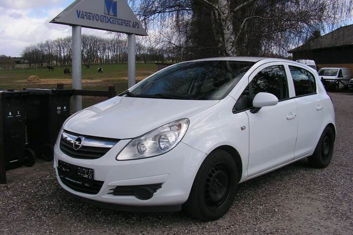 Hvid Opel Corsa fra 2010