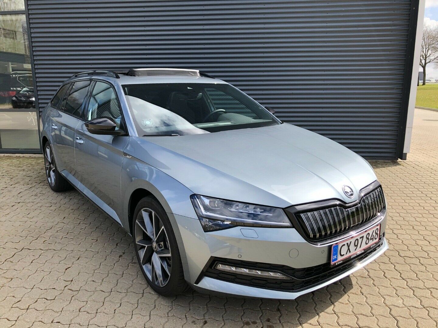 Sort Skoda Superb fra 2021