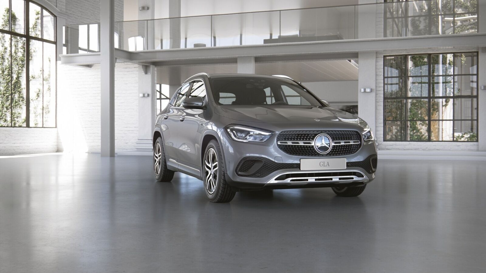 Grå Mercedes GLA250 e fra 2021