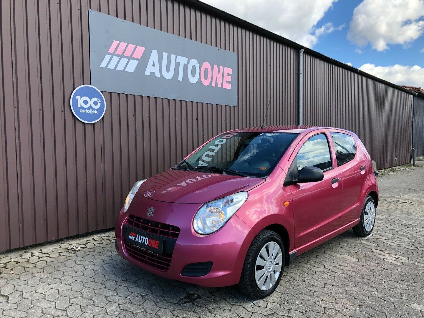 Pink Suzuki Alto fra 2014