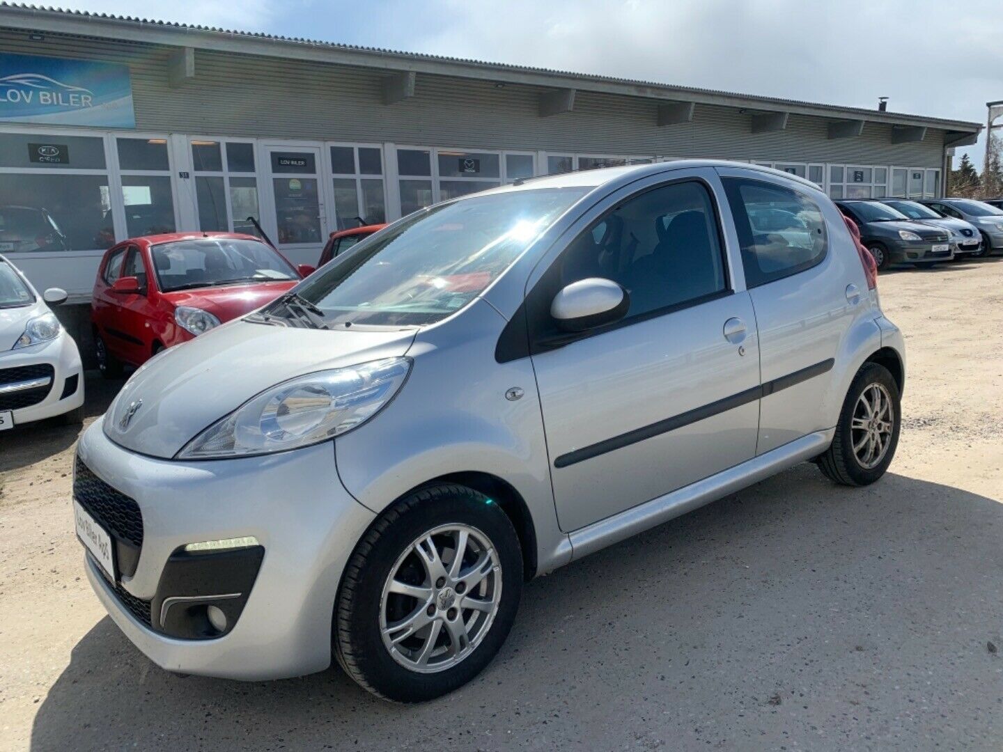 Grå Peugeot 107 fra 2013