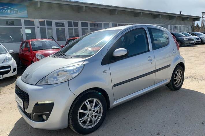 Grå Peugeot 107 fra 2013