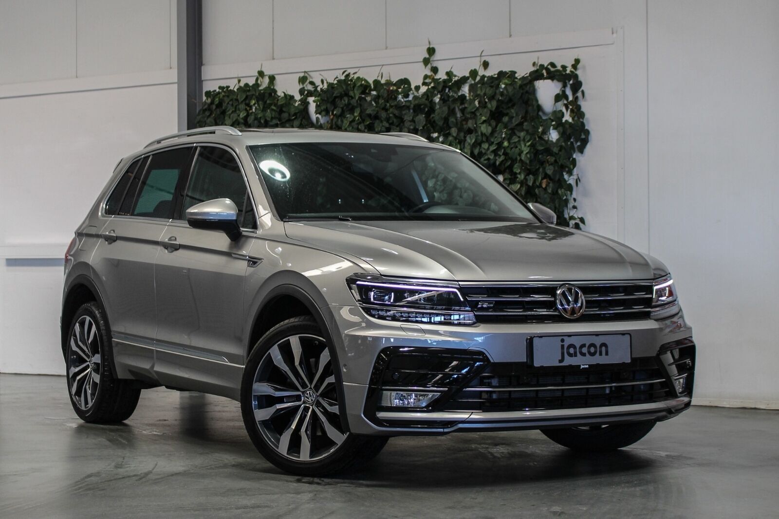 Grå VW Tiguan fra 2017