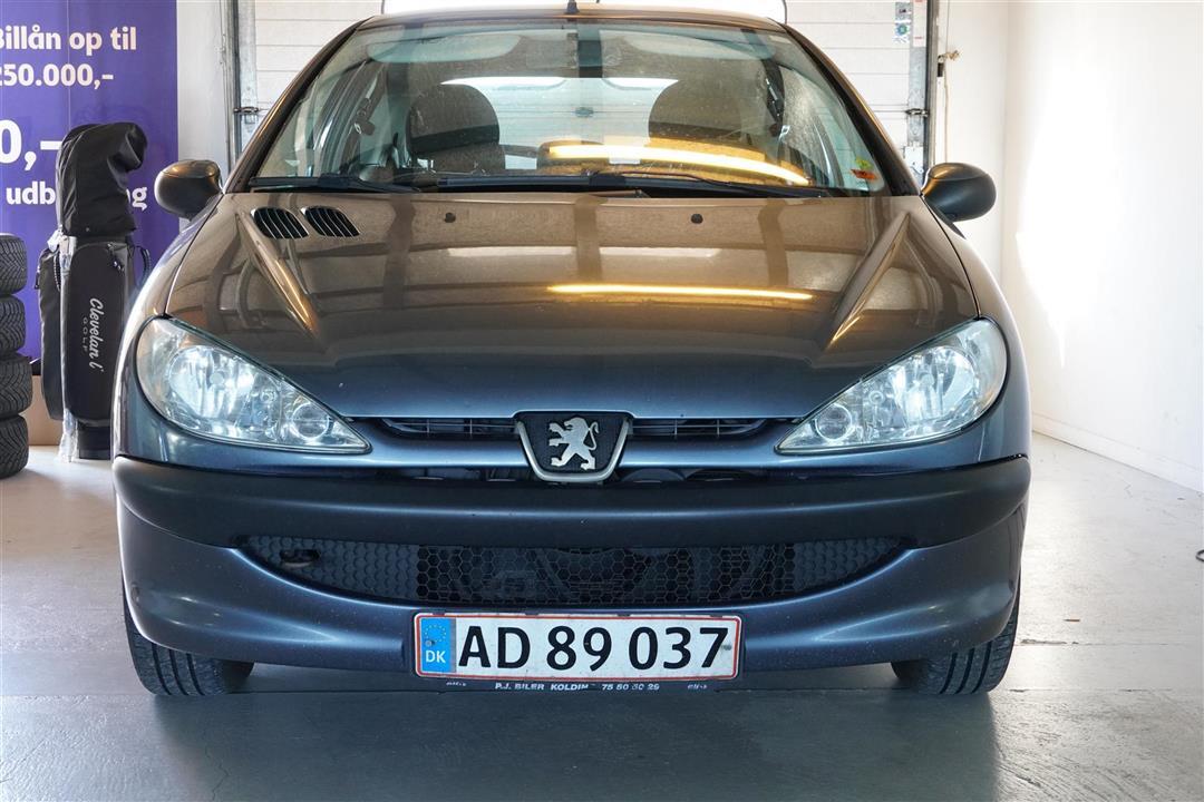 Grå Peugeot 206 fra 2006