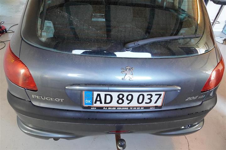 Grå Peugeot 206 fra 2006