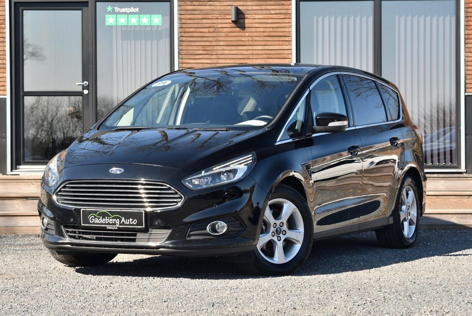 Grå Ford S-MAX fra 2017