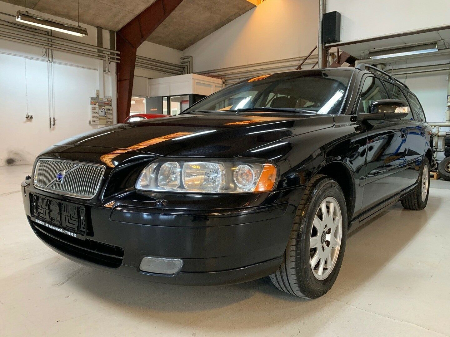 Grå Volvo V70 fra 2008