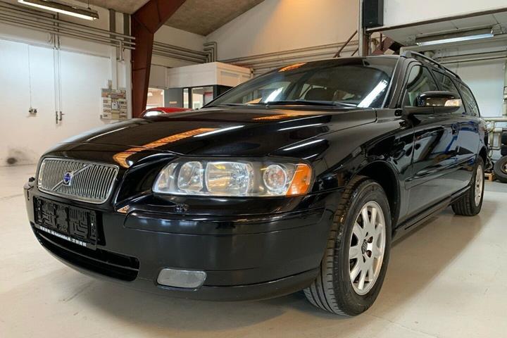 Grå Volvo V70 fra 2008