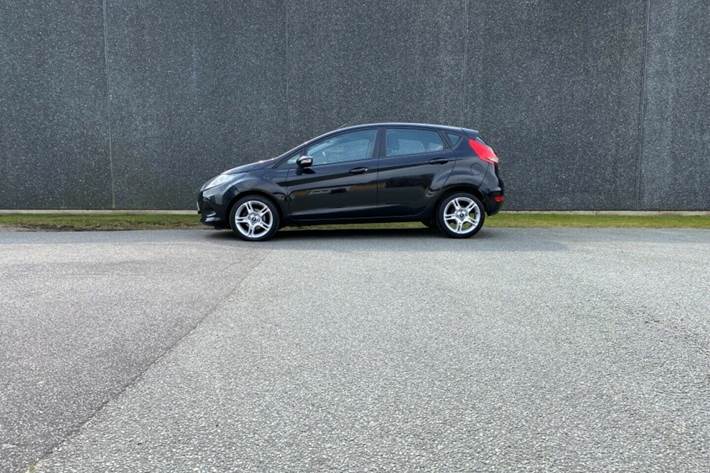 Grå Ford Fiesta fra 2010