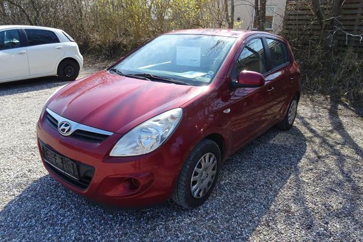 Rød Hyundai i20 fra 2009