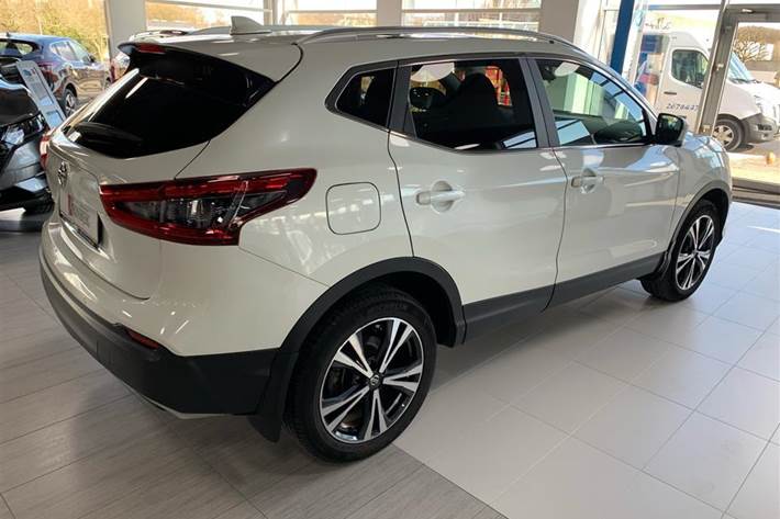 Hvid Nissan Qashqai fra 2018