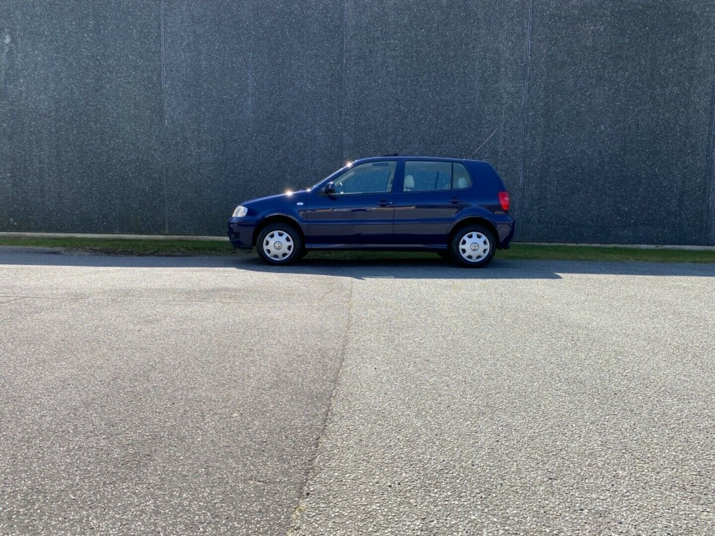 Blå VW Polo fra 2000