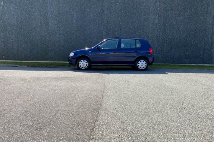 Blå VW Polo fra 2000