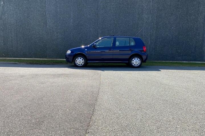 Blå VW Polo fra 2000