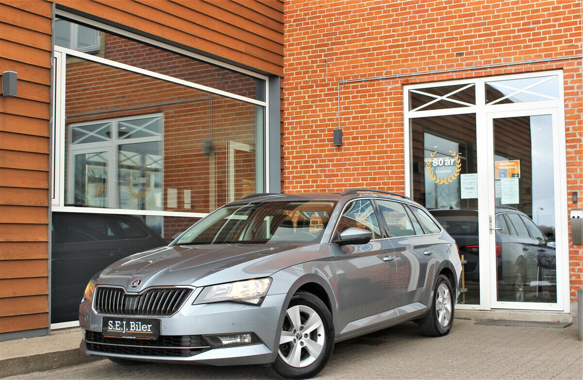 Grå Skoda Superb fra 2017