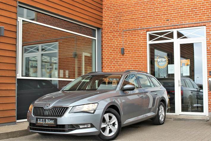 Grå Skoda Superb fra 2017