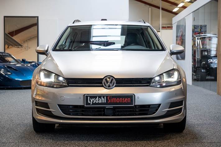 Grå VW Golf VII fra 2015