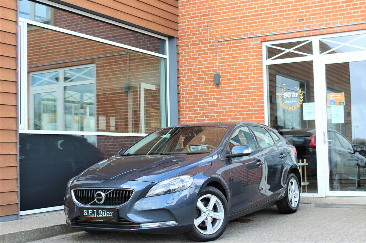 Blå Volvo V40 fra 2018