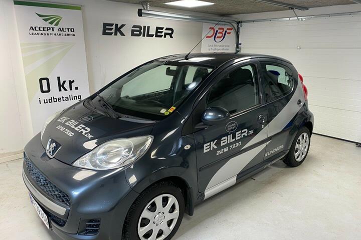 Grå Peugeot 107 fra 2010