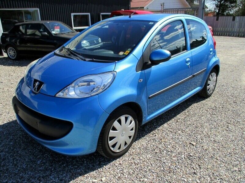 Blå Peugeot 107 fra 2006