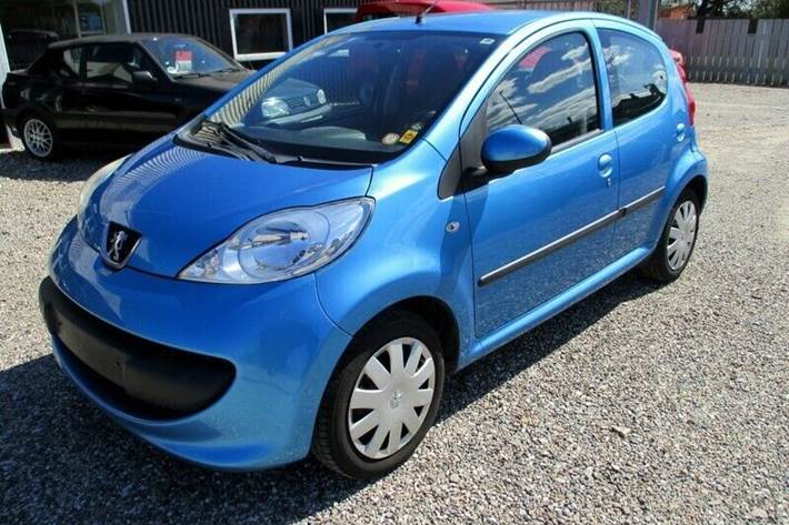 Blå Peugeot 107 fra 2006