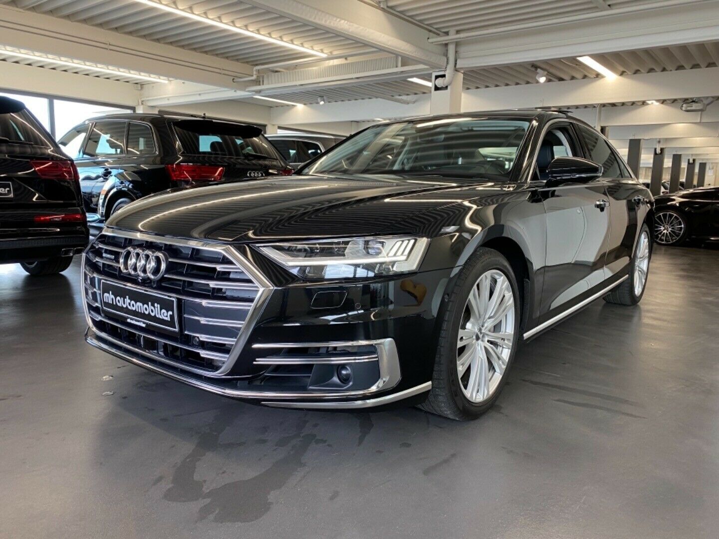 Grå Audi A8 fra 2018