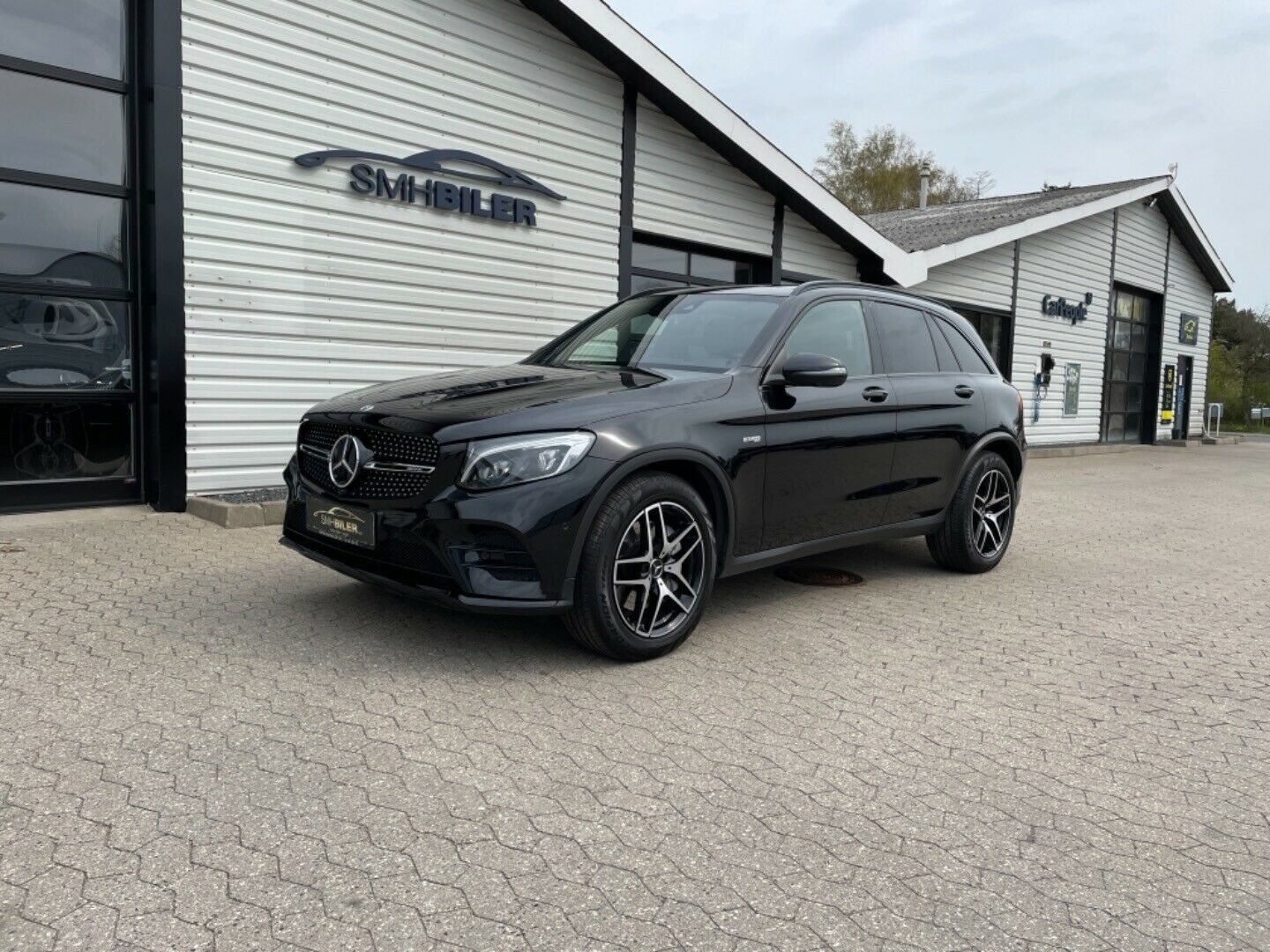 Grå Mercedes GLC43 fra 2017