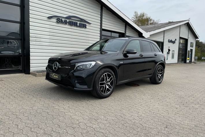 Grå Mercedes GLC43 fra 2017