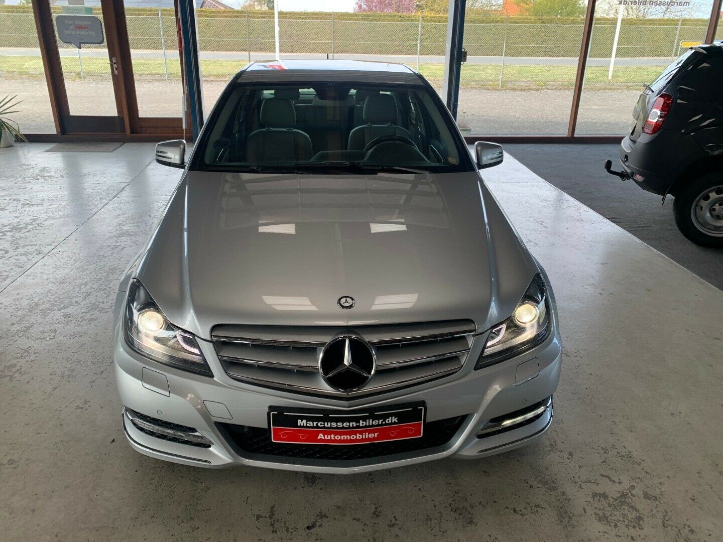 Grå Mercedes C200 fra 2012