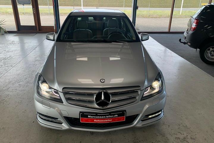 Grå Mercedes C200 fra 2012