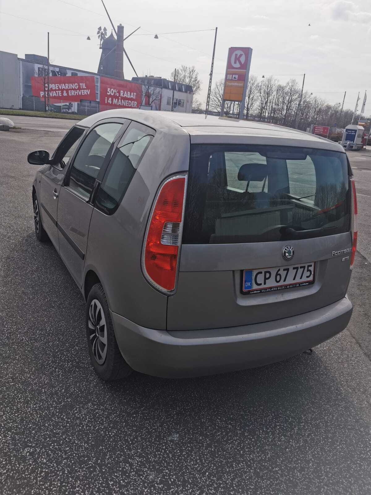 Grå Skoda Roomster fra 2007