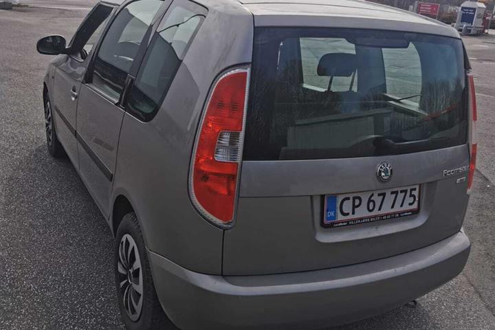 Grå Skoda Roomster fra 2007