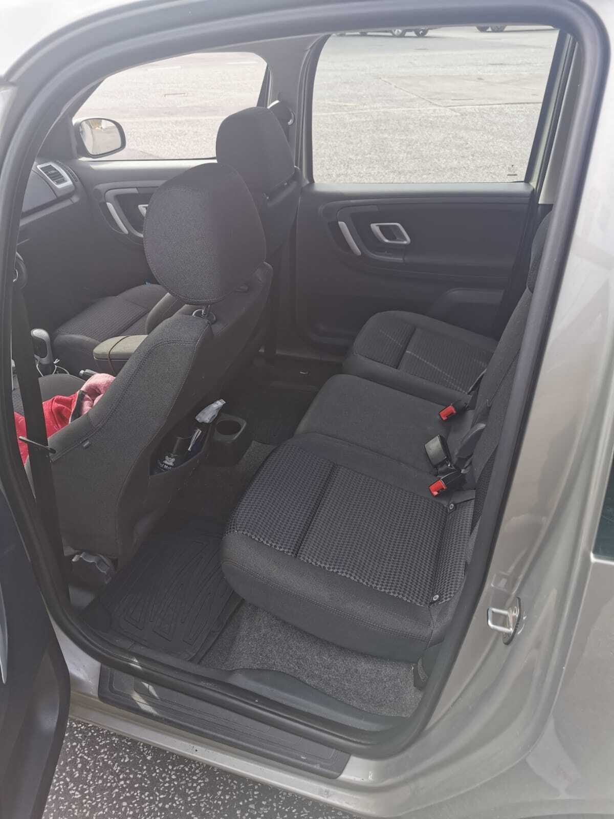Grå Skoda Roomster fra 2007