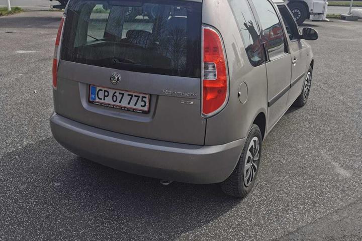 Grå Skoda Roomster fra 2007