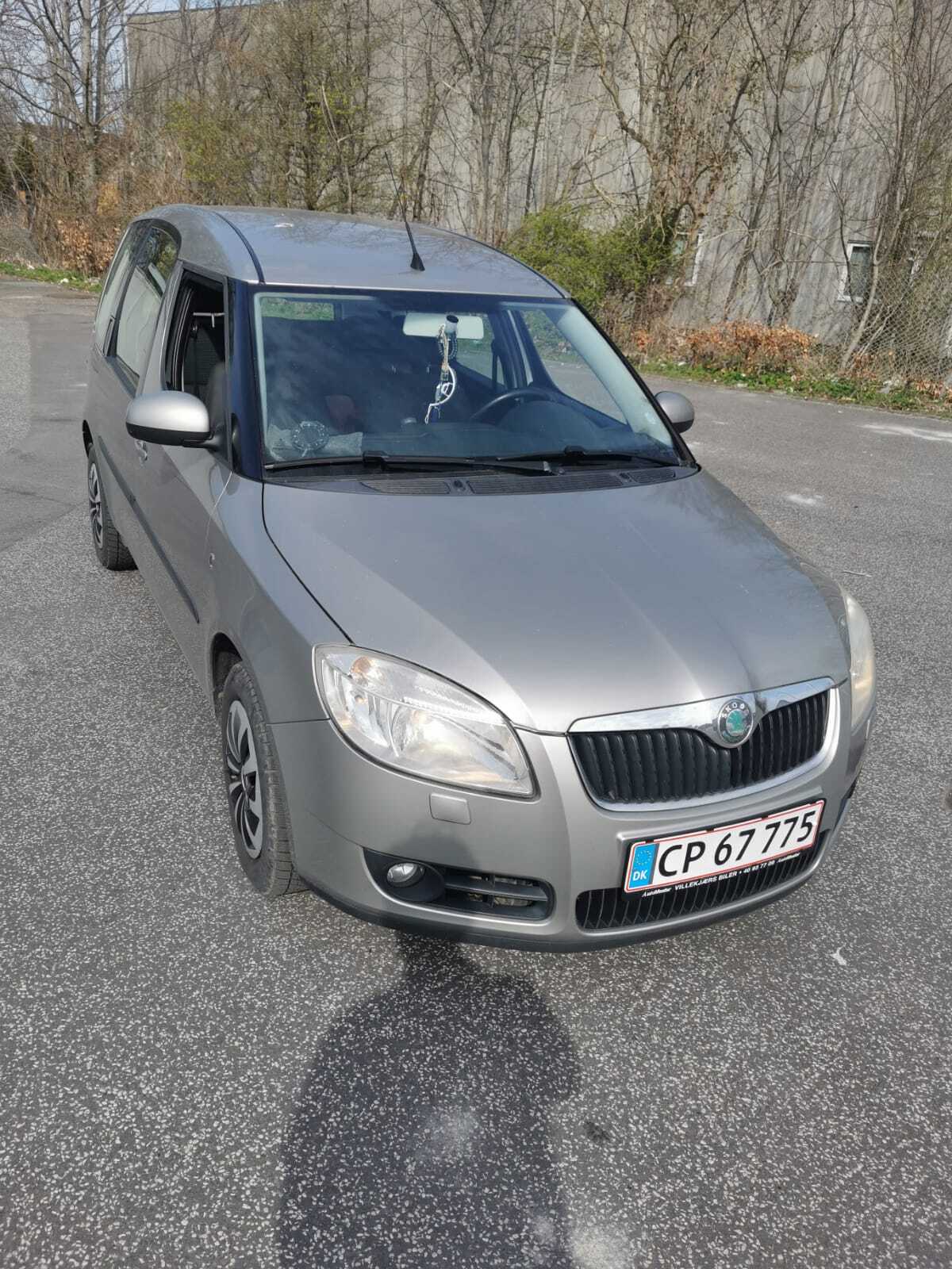 Grå Skoda Roomster fra 2007