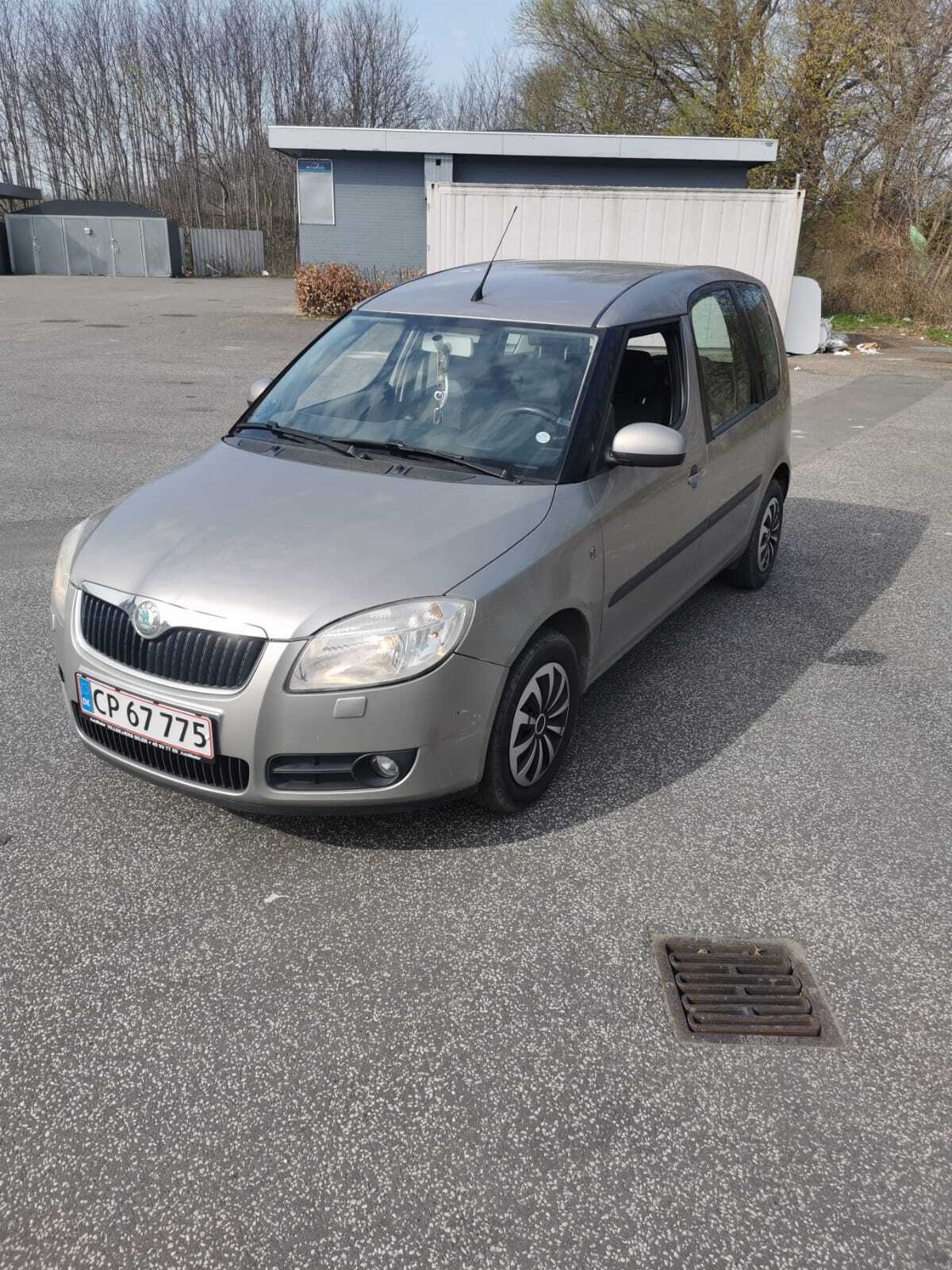 Grå Skoda Roomster fra 2007