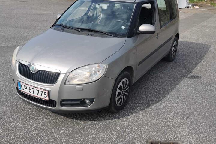Grå Skoda Roomster fra 2007