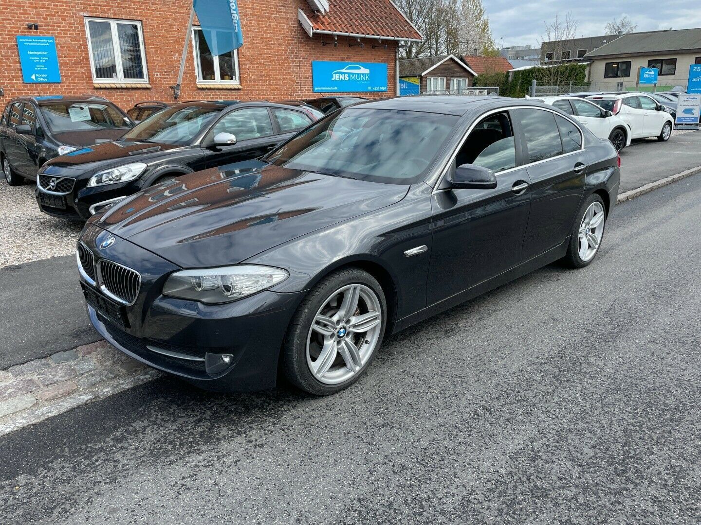 Grå BMW 528i fra 2012